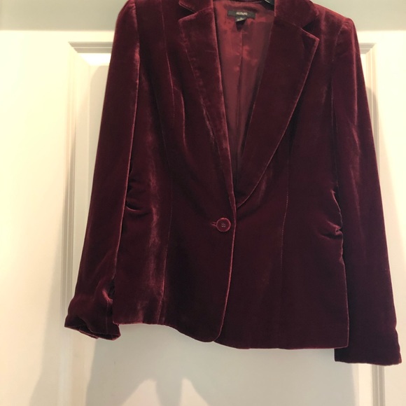 Alfani Velvet Blazer size-2 Wine color great preowned condition - Picture 4 of 5